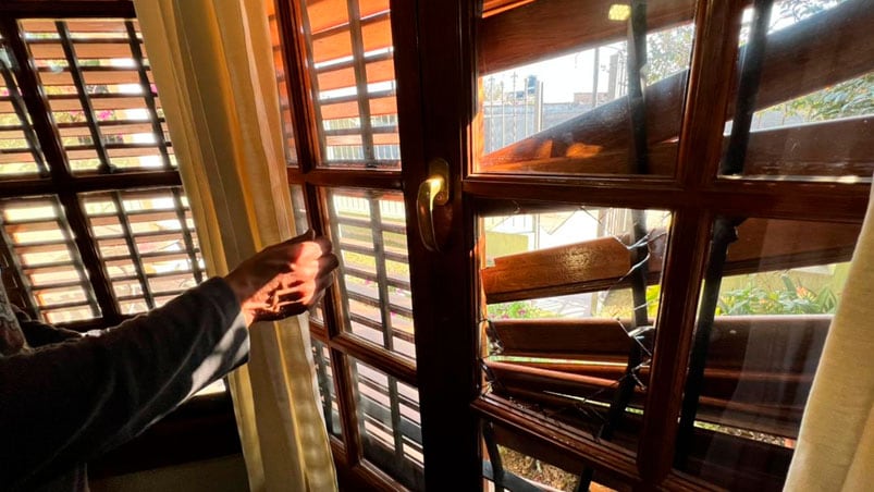 Los delincuentes rompieron una ventana para entrar a la casa.