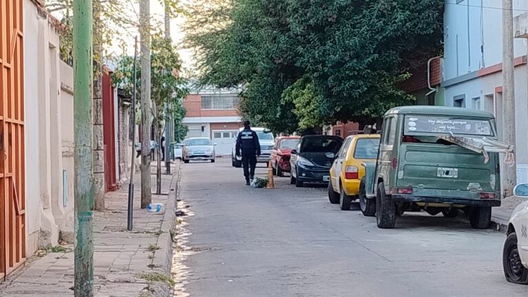 Los delincuentes se movilizaban en un auto que apareció incendiado.