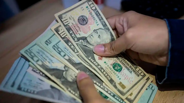 Los delincuentes se robaron dólares y euros.