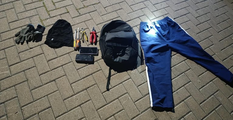 Los delincuentes tenían herramientas para cortar el tejido y pasamontañas.