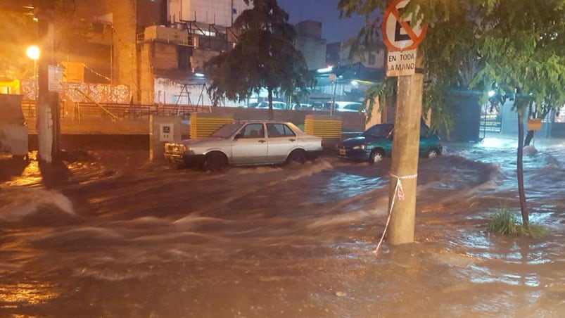 Los desagües colpasaron y el centro volvió a inundarse.