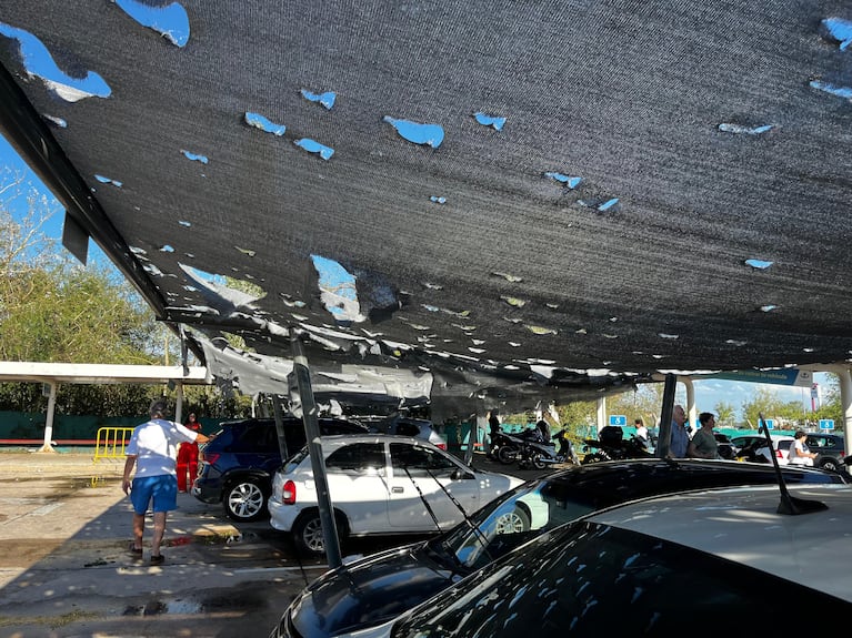 Los destrozos en vehículos en el Aeropuerto de Córdoba.