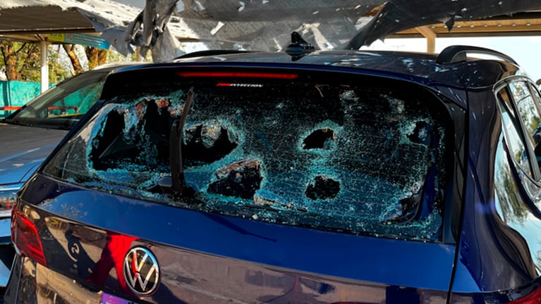 Los destrozos en vehículos en el Aeropuerto de Córdoba. Foto: Lucas Buoncristiani / El Doce.
