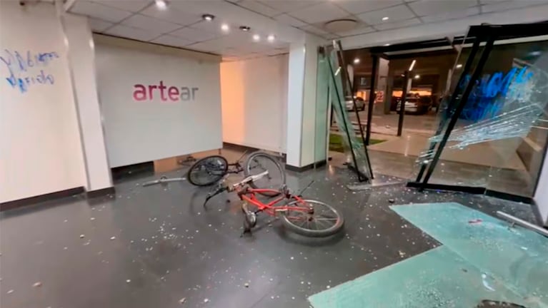 Los destrozos provocados por militantes K en Artear.