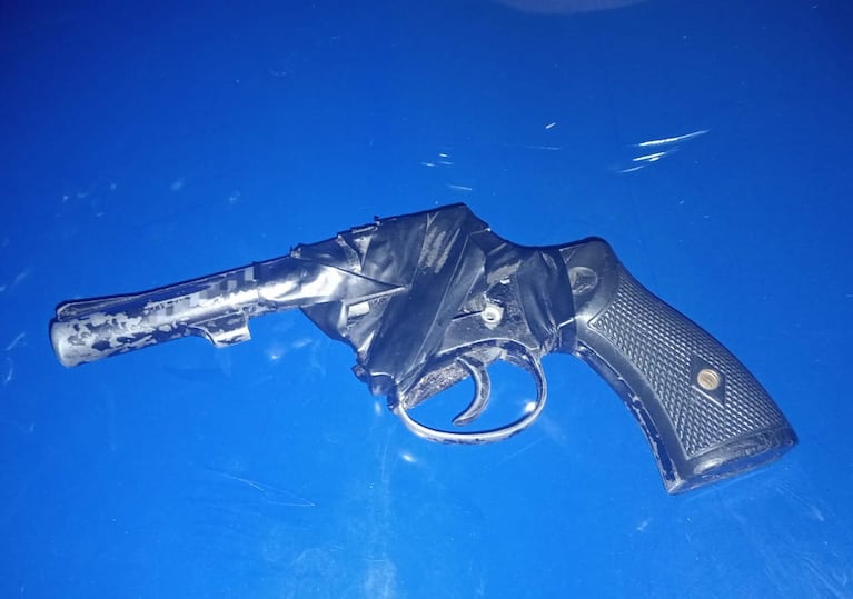 Los detenidos circulaban con un arma en un auto con pedido de captura.