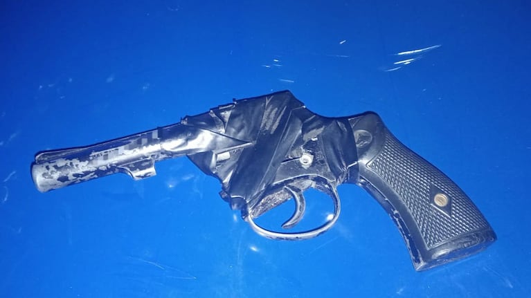 Los detenidos circulaban con un arma en un auto con pedido de captura.
