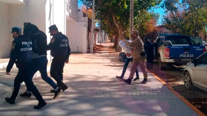 Los detenidos fueron trasladados a la comisaría de Canals en un primer momento. / Foto: Puntal