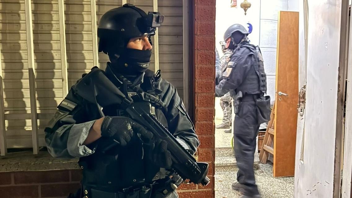 Los detenidos son tres mujeres y cuatro hombres.