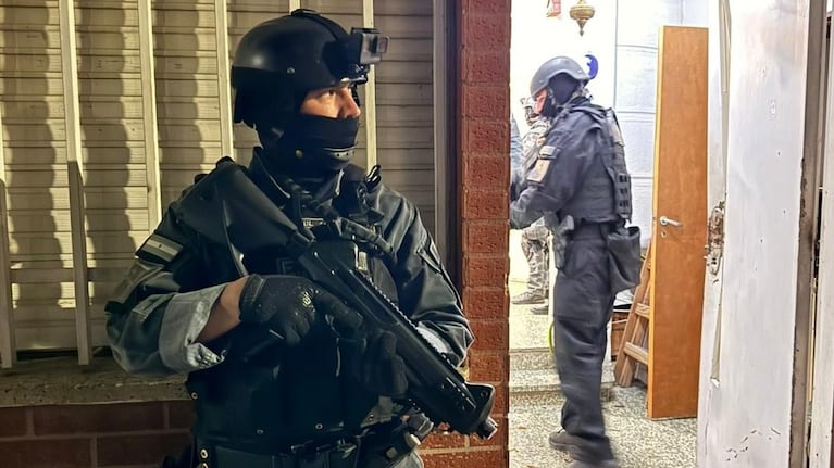 Los detenidos son tres mujeres y cuatro hombres.