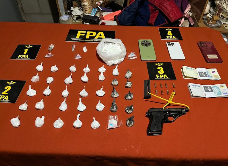 Los detenidos tenían 2 mil dosis de droga.