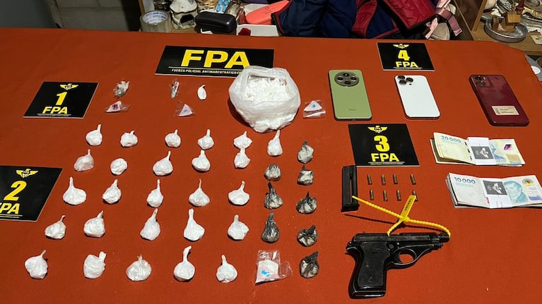 Los detenidos tenían 2 mil dosis de droga.