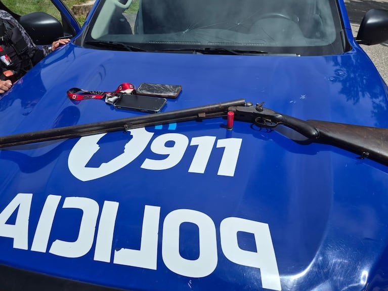 Los detenidos tenían un arma en el auto en el que circulaban.
