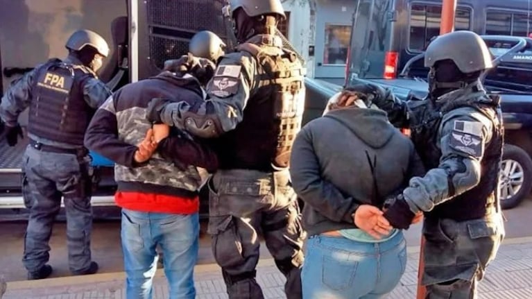 Los detuvieron por robar pero la víctima también fue arrestada por agredir a los policías.