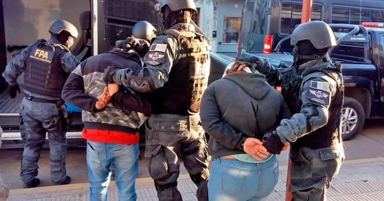 Los detuvieron por robar pero la víctima también fue arrestada por agredir a policías.