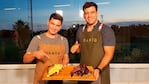 Los divertidos cocineros preparan dos platos, con los mismo ingredientes.