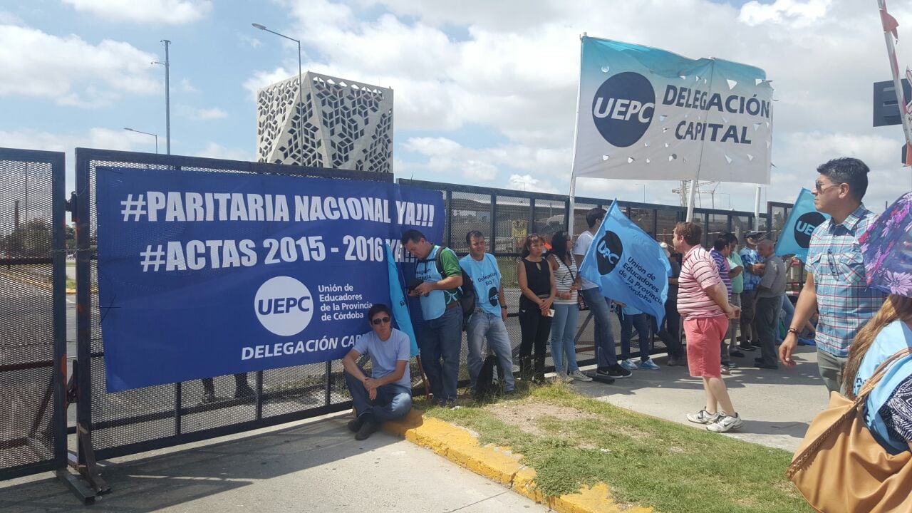 Los docentes marcharon a la Casa de Gobierno. Foto: Sebastián Pfaffen.