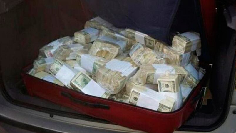 Los dólares en el baúl de la Meriva de José López.