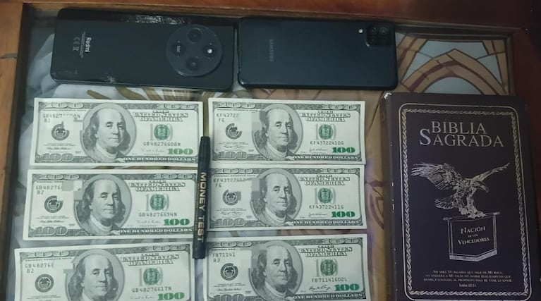 Los dólares y la biblia fueron secuestrados por la Policía.