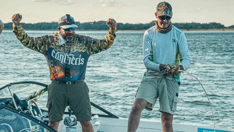 Los dos amigos quedaron impresionados con el tamaño del animal. Foto: Facebook.