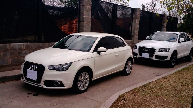 Los dos Audi en los que corrían picadas los jóvenes detenidos. 