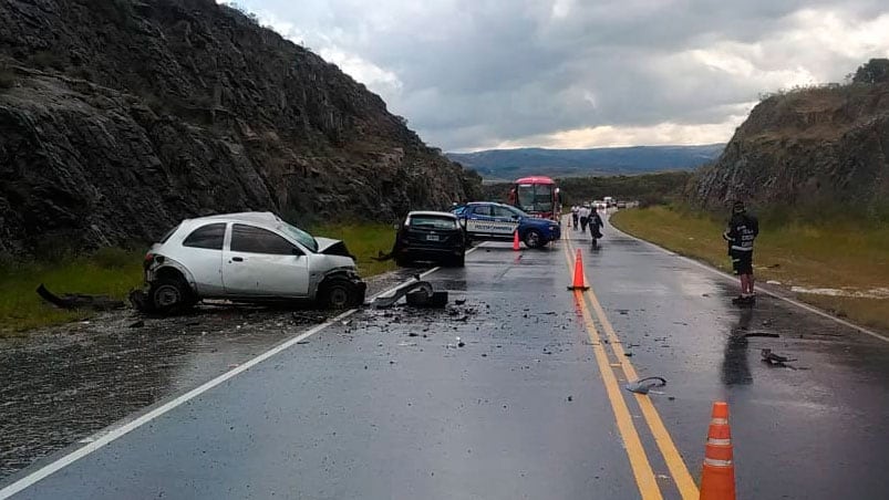 Los dos autos chocaron de frente y terminaron en la banquina sur.