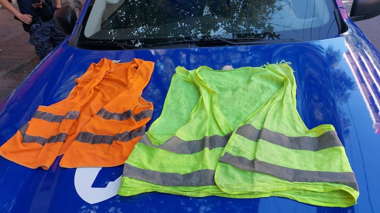 Los dos chalecos secuestrados por la Policía.