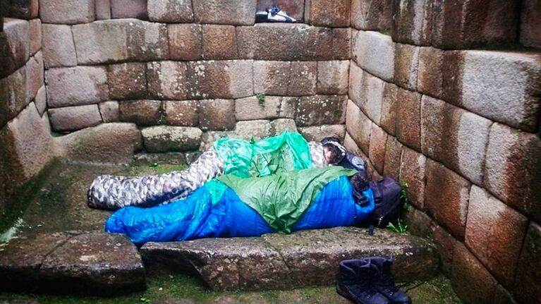 Los dos jóvenes rompieron un cerco e ingresaron.