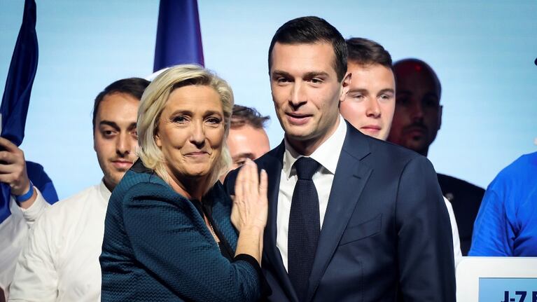 Los dos máximos referentes de la derecha radical francesa, Marine Le Pen y Jordan Bardella (Foto: AP)