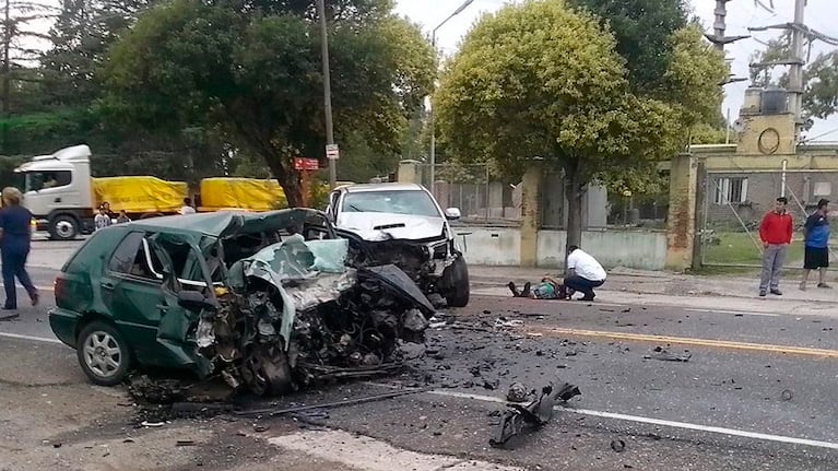 Los dos ocupantes del VW Golf fallecieron en el choque de la colectora.