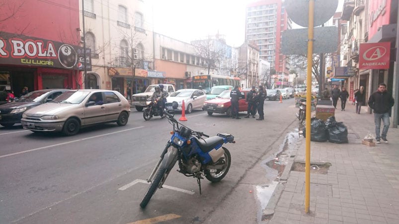 Los dos vehículos involucrados, detenidos por la policía. 