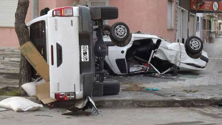 Los dos vehículos quedaron dados vuelta en la vereda. 