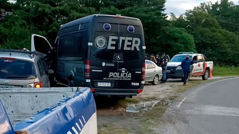 Los efectivos del ETER buscan a los delincuentes por los campos de la zona de Falda del Carmen. Foto: Mi Valle.