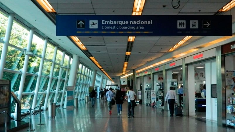 Los efectivos observaron fajos con forma rectangular en una maleta.