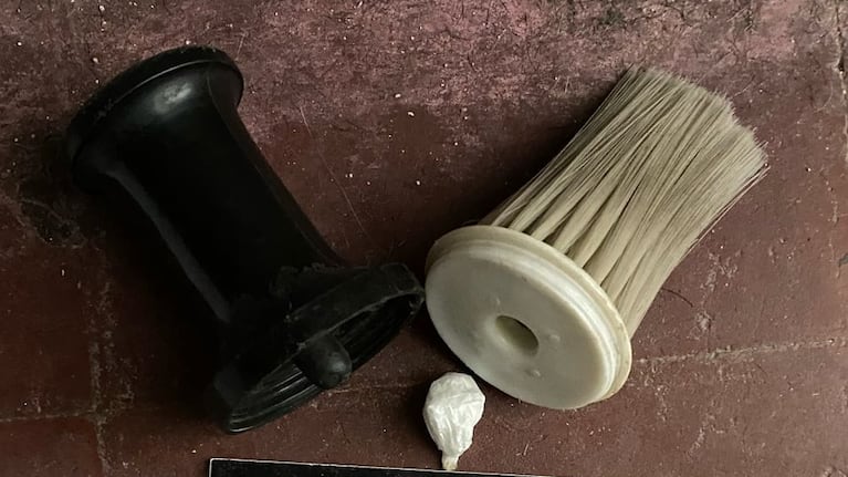 Los elementos de peluquería y un envoltorio de cocaína hallado en el salón de belleza.
