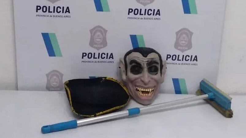 Los elementos que usaba el detenido. 