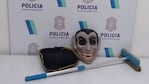 Los elementos que usaba el detenido. 