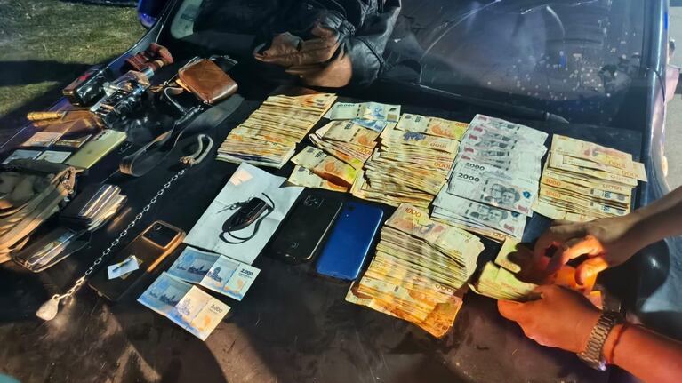 Los elementos secuestrados durante el operativo en Cosquín.