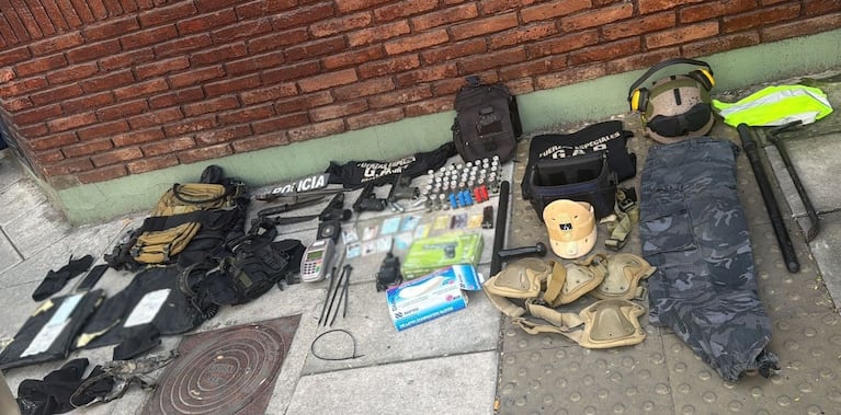 Los elementos secuestrados en la detención del falso agente.