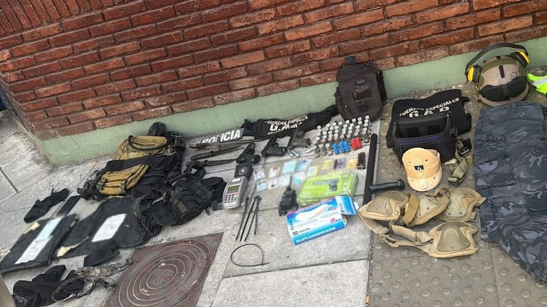 Los elementos secuestrados en la detención del falso agente.