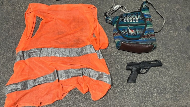 Los elementos secuestrados por la Policía tras el enfrentamiento.