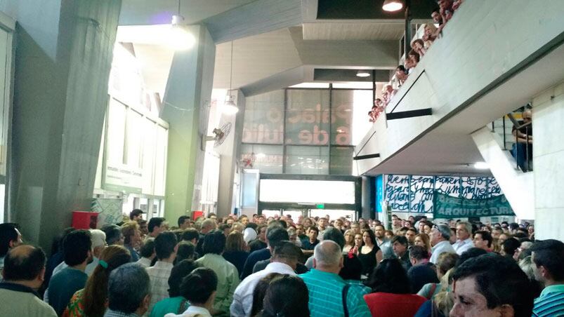 Los empleados cortaron la atención en la sede central del municipio. 