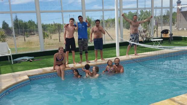 Los empleados, en la pileta climatizada de la casa que les construyó el jefe.
