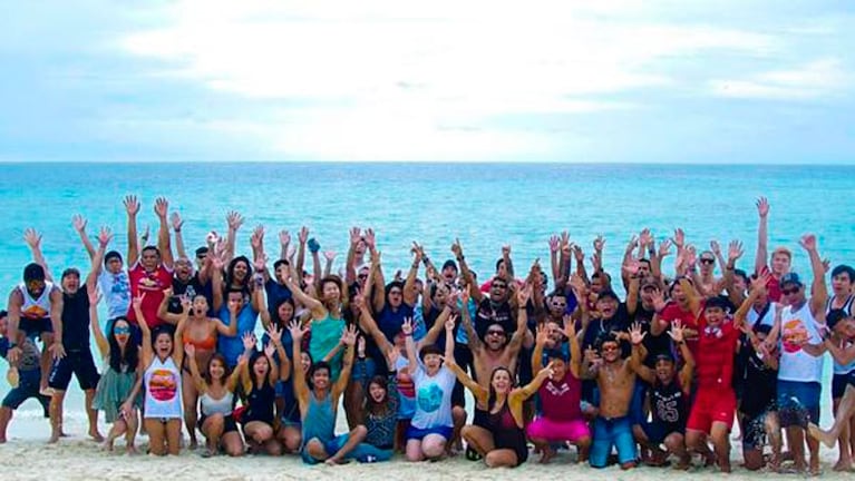Los empleados, felices en las playas de Maldivas, a donde los invitó su generoso jefe.