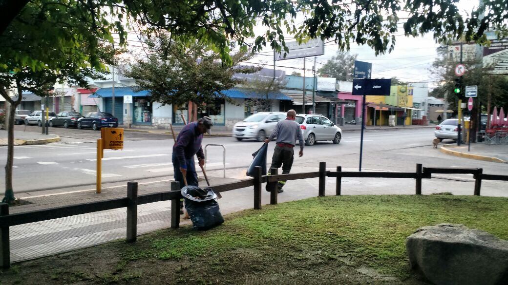 Los empleados municipales de Villa Allende trabajan. Foto: Karina Vallori.