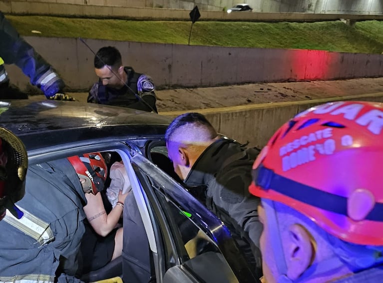 Los encerró un auto en circunvalación e impactaron contra el muro: una chica de 22 años quedó inconsciente.