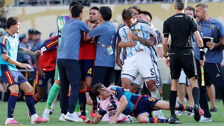 Los encontronazos entre jugadores al final del partido. REUTERS/Amanda Perobelli