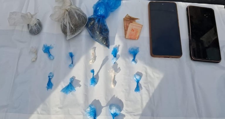 Los envoltorios que le secuestraron al detenido.