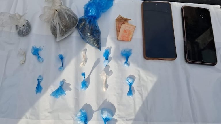 Los envoltorios que le secuestraron al detenido.
