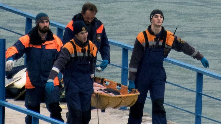 Los equipos de rescate buscan los cuerpos en medio del mar.
