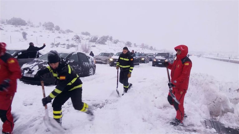 Los equipos de rescate trabajaron para liberar las rutas en España.
